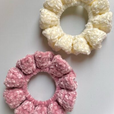 Velvety scrunchies in pink and white