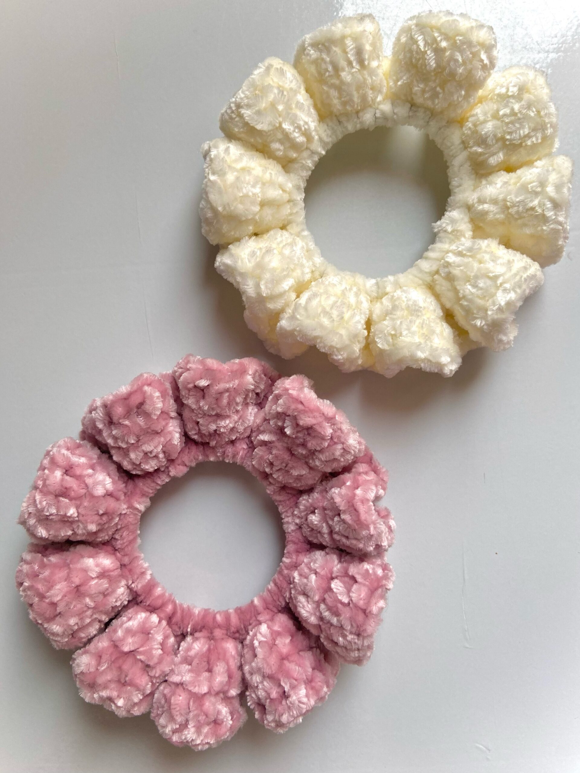 Velvety scrunchies in pink and white